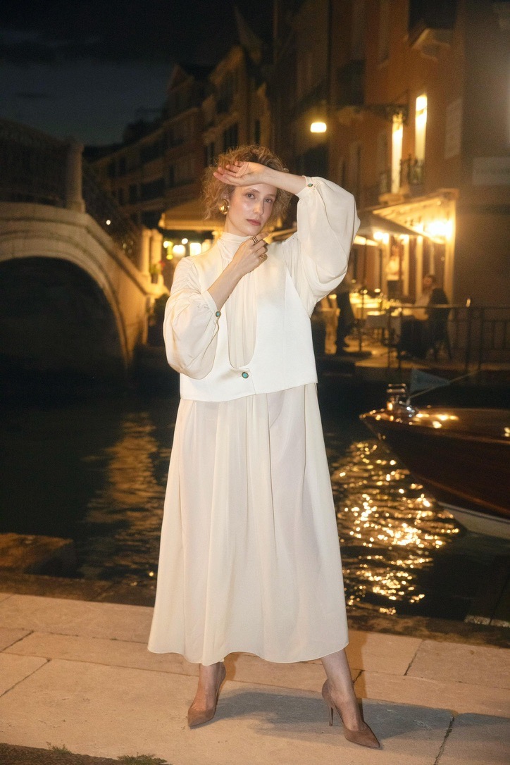 Fanni Wrochna La Biennale di Venezia 2025 Indossa Lamarr silk dress x Joni gilet